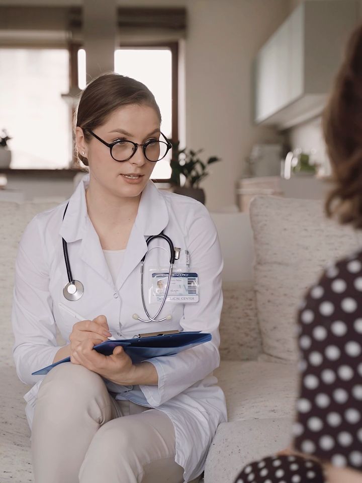 Médica em consulta de avaliação